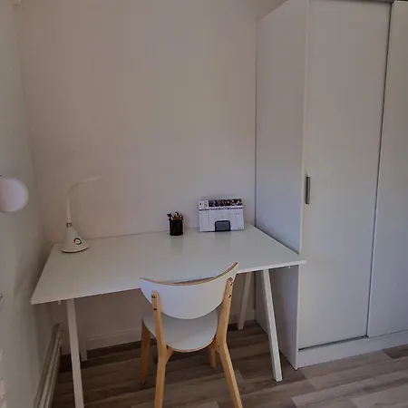 Maison 3 Avec Garage, Proche De Toutes Commodités, Quartier Calme *